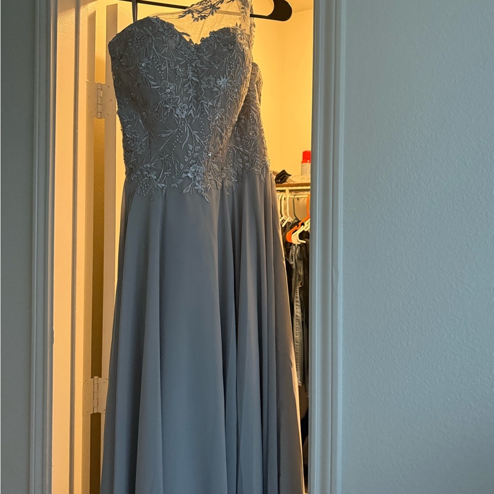 Elegant Lace Evening Gown